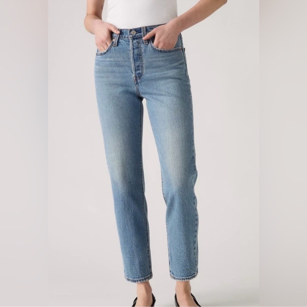 Levi's Wedgie Straight Light Blue Straight Leg Jeans Size 32 Five Button Fly